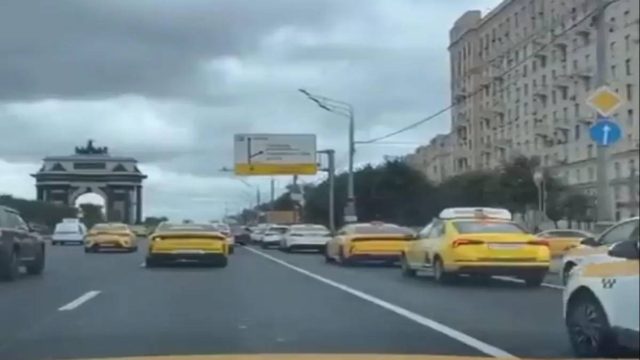 Χάος στην Μόσχα: Πρωτοφανής επίθεση χάκερ – Έστειλαν εκατοντάδες ταξί στο ίδιο σημείο προκαλώντας μποτιλιάρισμα (video)