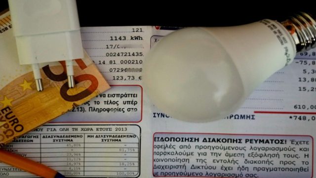 Ηλεκτρικό ρεύμα: Πόσα χρήματα εξοικονομεί πραγματικά ένα νοικοκυριό με τις επιδοτήσεις – Οι τρεις κλίμακες και τα παραδείγματα (video)