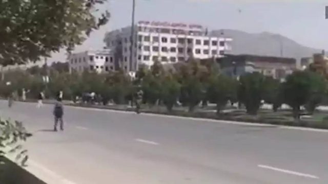 Έκρηξη στη ρωσική πρεσβεία στην Καμπούλ: 20 νεκροί από βομβιστή αυτοκτονίας – Ανάμεσά τους δύο διπλωμάτες (video)