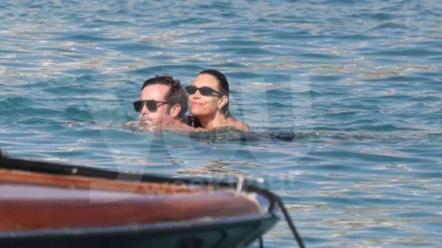 Μαγνήτισαν όλα τα βλέμματα: Οι αγκαλιές του Ηλία Κρασσά και της Βίκυς Καγιά στη θάλασσα με τα παιδιά τους