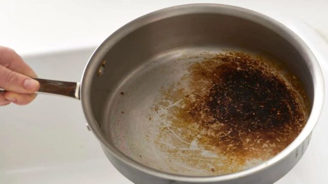 Καμένη κατσαρόλα; Το εύκολο κόλπο των γιαγιάδων για να την κάνετε λαμπίκο