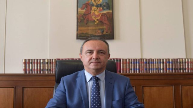 Συγκλονίζει ο Θεόδωρος Καράογλου: Διαγνώστηκα με καρκίνο του μαστού λίγο πριν από τον γάμο του γιου μου