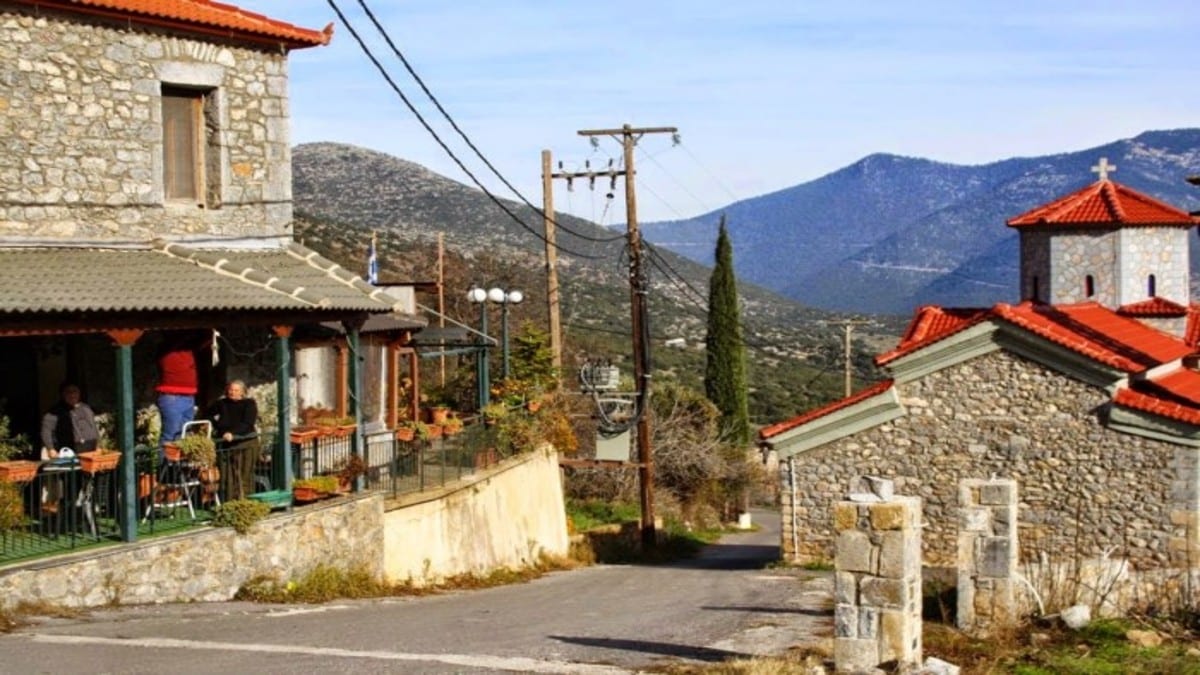 Μόλις 1 ώρα από την Αθήνα, πνιγμένο στα Έλατα, βρίσκεται το θρυλικό “Κολοκοτρωνίτσι”