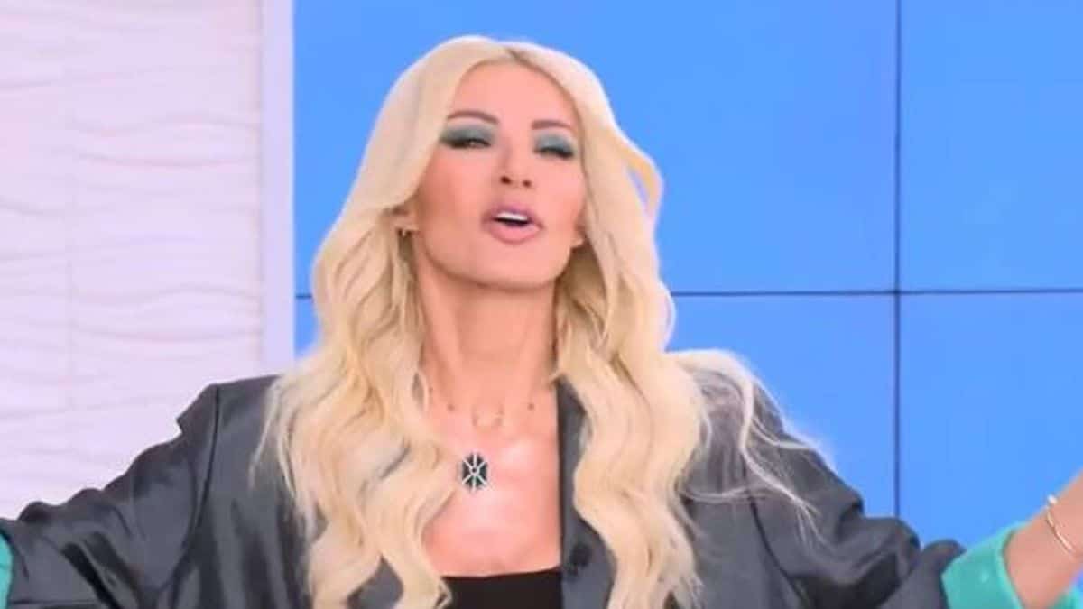 Μελαχρινός με μούσια και μπλε μάτια – Ο κούκλος σεφ της Κατερίνας Καινούργιου που γνωρίζει από το παρελθόν