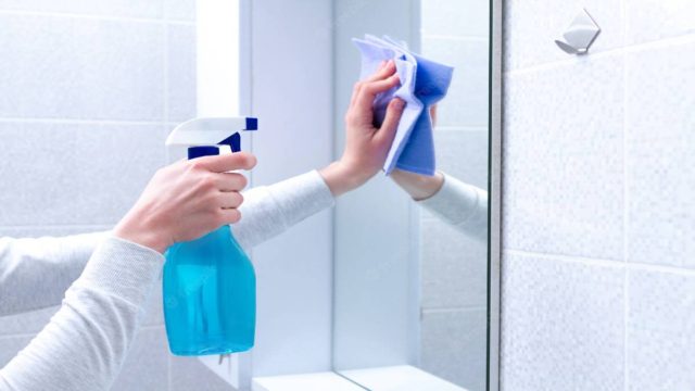 Να τι πρέπει να κάνετε για να μη θολώνει ο καθρέφτης στο μπάνιο – Γυαλίστε τον χωρίς τρίψιμο