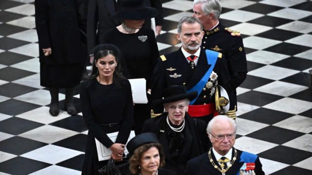 «Κορωνοφωλιά» η κηδεία της Ελισάβετ; Η βασίλισσα της Δανίας επέστρεψε από το Λονδίνο θετική και… έσπειρε ανησυχία