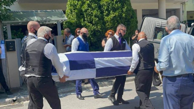 Αβάσταχτος πόνος για την ναυτική δόκιμο Θάλεια Κορδαμπάλου: Οδύνη στην έξοδο της σορού από το σπίτι (photos + video)