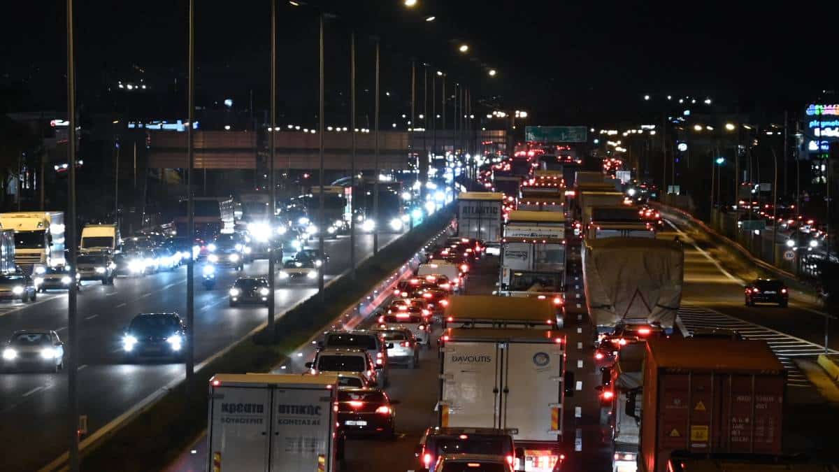 Κυκλοφοριακό κομφούζιο: Μπαράζ τροχαίων ατυχημάτων στο Λεκανοπέδιο – Ποιοι δρόμοι είναι απροσπέλαστοι (χάρτης)