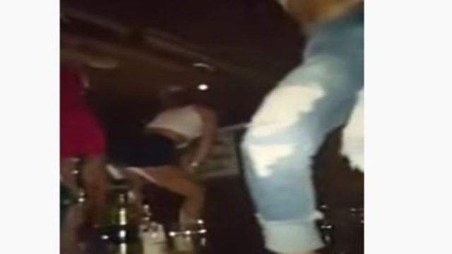 Κόλαση: 3 κοπέλες χορεύουν τσιφτετέλι πάνω σε τραπέζια του μπαρ και…αναστατώνουν