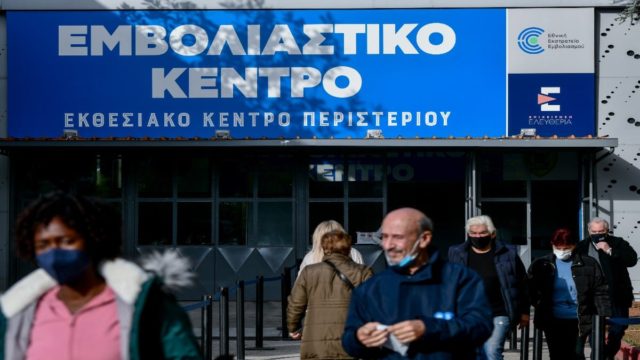 Κορωνοϊός: Ποια είναι τα εγκεκριμένα εμβόλια για φέτος – Πώς επιδρούν και σε ποιους χορηγούνται (video)