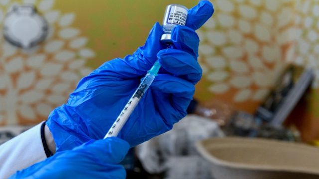 Κορωνοϊός: Σύσταση σε 3 εκατ. πολίτες να κάνουν τα επικαιροποιημένα εμβόλια – Οριστική η μέρα που ξεκινούν να χορηγούνται στον πληθυσμό (video)
