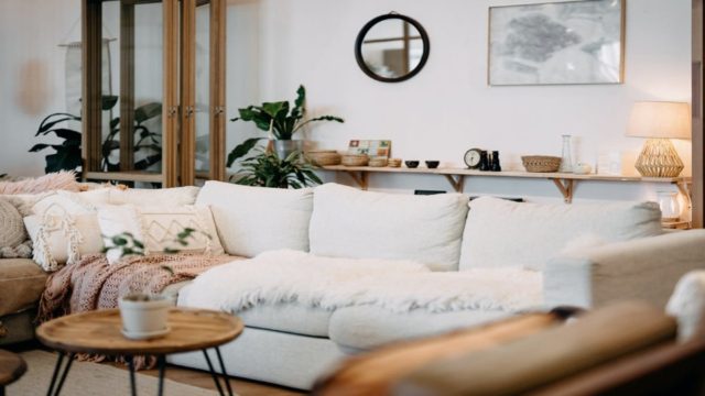 Πήραν «φωτιά» τα Airbnb: Οι τρεις εύκολοι τρόποι να εντοπίσετε τυχόν κρυφές κάμερες στα δωμάτια