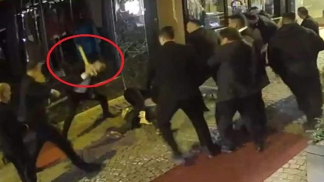 Φρικτό βίντεο: Θαμώνες τρώνε άγριο ξύλο από σεκιουριτάδες σε κλαμπ – Τους χτυπούσαν και με ξύλα
