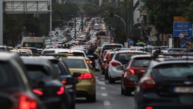 Κυκλοφοριακό κομφούζιο στην Αττική: Μποτιλιάρισμα στον Κηφισό – Ποιοι δρόμοι είναι στο «κόκκινο» (photo-video)
