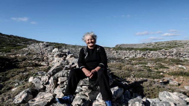 Υπόδειγμα σθένους και υπερηφάνειας η κυρα-Ρηνιώ της Κινάρου: «Κάθε βράδυ πετούν από πάνω μου τα τουρκικά drones»