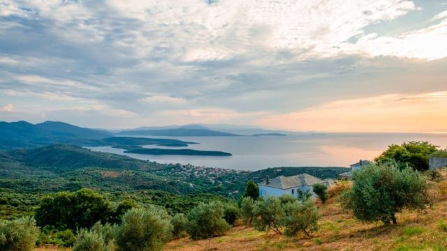 Με αρχοντική ομορφιά και πανοραμική θέα που κόβει την ανάσα: Το άγνωστο, «πνιγμένο» στην πέτρα, χωριό του Πηλίου! (video)