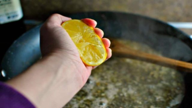 Από τις βρύσες και τον φούρνο μέχρι τα μαλλιά και το πρόσωπο: 20 πράγματα που καθαρίζονται άψογα με λεμόνι