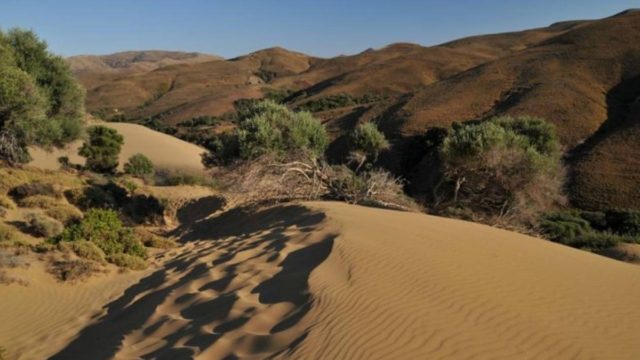 Κι όμως υπάρχει: Το πανέμορφο ελληνικό νησί με επιπλέον «πετράδι» τη μοναδική έρημο στην Ευρώπη