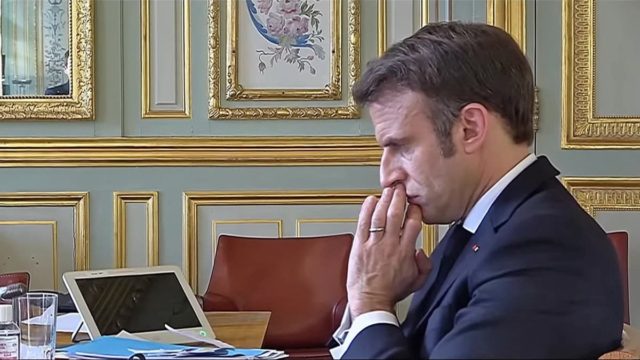 Πόλεμος στην Ουκρανία: Σοκαριστικό βίντεο ντοκουμέντο τη στιγμή που ο Ζελένσκι ανακοινώνει στον Μακρόν τη ρωσική εισβολή