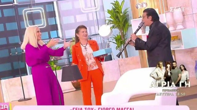 Ο Γιώργος Μάγγας ζει και… βασιλεύει: Εισέβαλε με το κλαρίνο του στην πρεμιέρα της Μαρίας Μπακοδήμου (video)