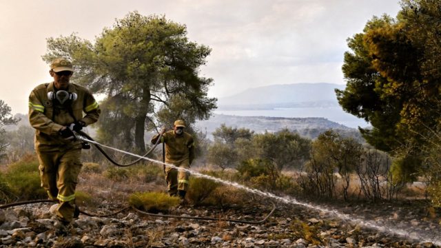 Φωτιά στον Μαραθώνα – Συναγερμός στην πυροσβεστική υπηρεσία