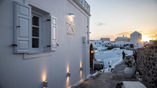 Νοερό ταξίδι στη Σαντορίνη μέσα από τα μάτια του εστιατορίου MIA’S