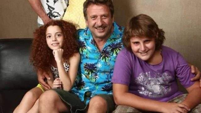 Με κοντό μαλλί, μούσι και παραπανίσια κιλά: Έτσι είναι σήμερα ο Μιχαλάκης από τους «Λατρεμένους γείτονες» – Με τι ασχολείται (Video)