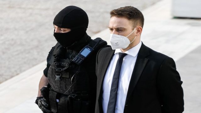 «Σταυρώνουν» τον Μπάμπη Αναγνωστόπουλο οι συγκρατούμενοί του: «Μοιάζει με ποντικό που κρύβεται – Μας φοβάται και…» (video)