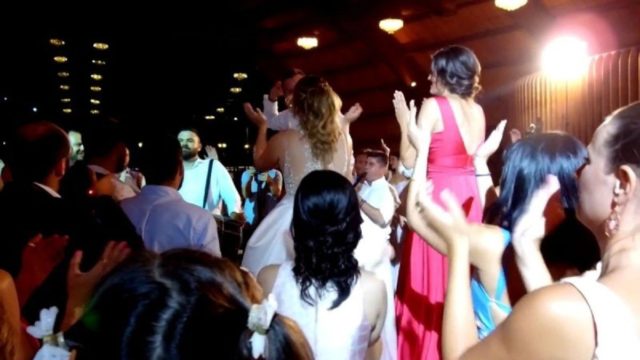 «Ξεροί» οι καλεσμένοι: Νύφη και γαμπρός άρχισαν το τσιφτετέλι και… έβαλαν «φωτιά» στο γλέντι του αιώνα!