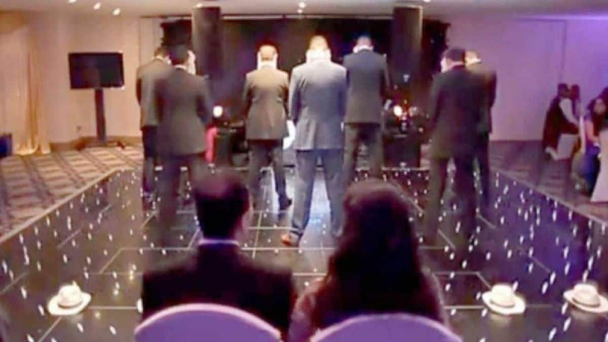 Τα 7 αδέρφια της νύφης γύρισαν πλάτη στους καλεσμένους την ώρα της δεξίωσης. Κανείς δεν είχε ιδέα για αυτό που θα ακολουθούσε!