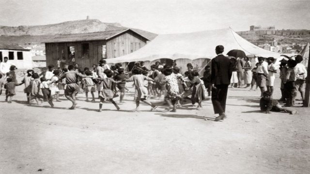 Έκθεση ιστορικής φωτογραφίας: «1922. Η Ελλάδα υποδέχεται τους Αρμένιους πρόσφυγες» στη Δημοτική Πινακοθήκη Νίκαιας – Αγ.Ι.Ρέντη