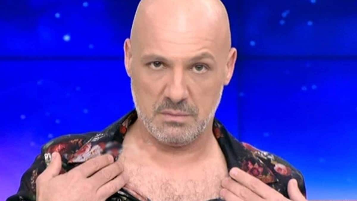 «Ανάβει φωτιές» ο Νίκος Μουτσινάς: «Συνευρέθηκα ερωτικά σε μια περιοδεία…»