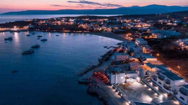 Οι άλλοι θα στολίζουν, εκείνοι θα κάνουν μπάνια: Τα 3 ελληνικά νησιά που θα έχουν full τουρίστες μέχρι τον Νοέμβρη