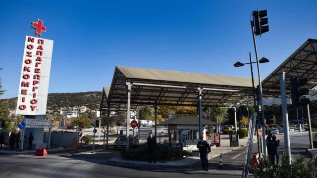 Σοκαριστικό τροχαίο στη Θεσσαλονίκη: Ανατροπή αυτοκινήτου  – Μία τραυματίας (photos)