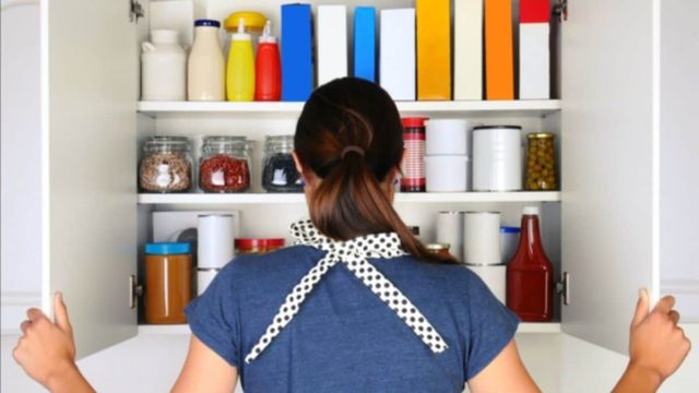 Μακριά: Αυτά είναι τα 6 αντικείμενα που δεν πρέπει να αποθηκεύσετε ποτέ στο ντουλάπι της κουζίνας