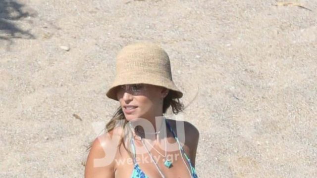«Παρέλυσε» όλη η Μύκονος με το κορμί της Αθηνάς Οικονομάκου – Ηλιοκαμένη με πλεξούδες στα μαλλιά και χωρίς ίχνος κυτταρίτιδας