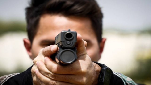 Τρόμος στο Μενίδι: Απόστρατος αστυνομικός άνοιξε πυρ σε πλατεία