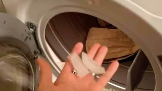 Παγάκια στο πλυντήριο ρούχων: «Λύνουν» με ευκολία το μαρτύριο κάθε νοικοκυράς