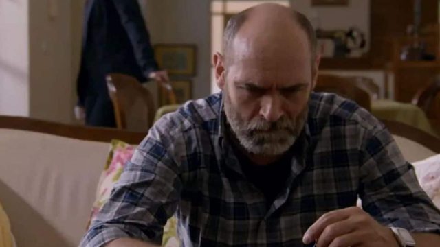 «Παγιδευμένοι»: Πάλευαν να τον σώσουν από τα χέρια του – Ο Κοσμάς οργισμένος χάνει τον έλεγχο και…