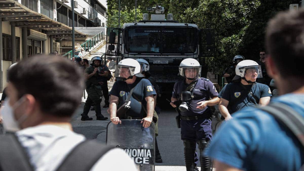 Πανεπιστημιακή αστυνομία: Θέμα ωρών να ξεκινήσει η δράση της – Έλαβαν τα φύλλα πορείας και ξεκινούν από το ΕΚΠΑ (video)