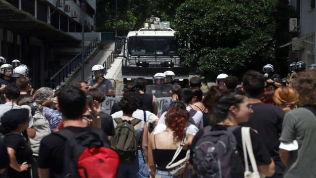 Συναγερμός στη Θεσσαλονίκη: Ένταση στο ΑΠΘ για την πανεπιστημιακή αστυνομία (video)