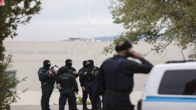 Τι συνέβη στου Ζωγράφου: Φαρ Ουέστ η Πανεπιστημιούπολη – Χειροπέδες και σε δόκιμη αστυνομικό (video)