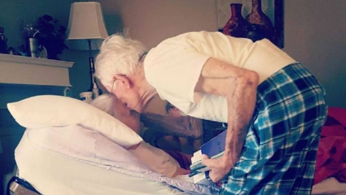 Ανατριχιαστική σύμπτωση: Η γιαγιά πέθανε ένα χρόνο πριν και ο παππούς της ψιθύρισε κάτι στο αυτί – Απίστευτο αυτό που συμβαίνει έπειτα