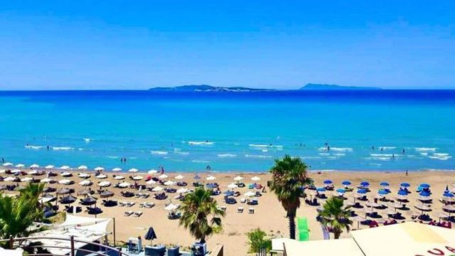 Περπατάς 30 μέτρα κι ακόμα πατάς: Στην τεράστια παραλία με τα ρηχά, ζεστά νερά το καλοκαίρι τώρα αρχίζει!