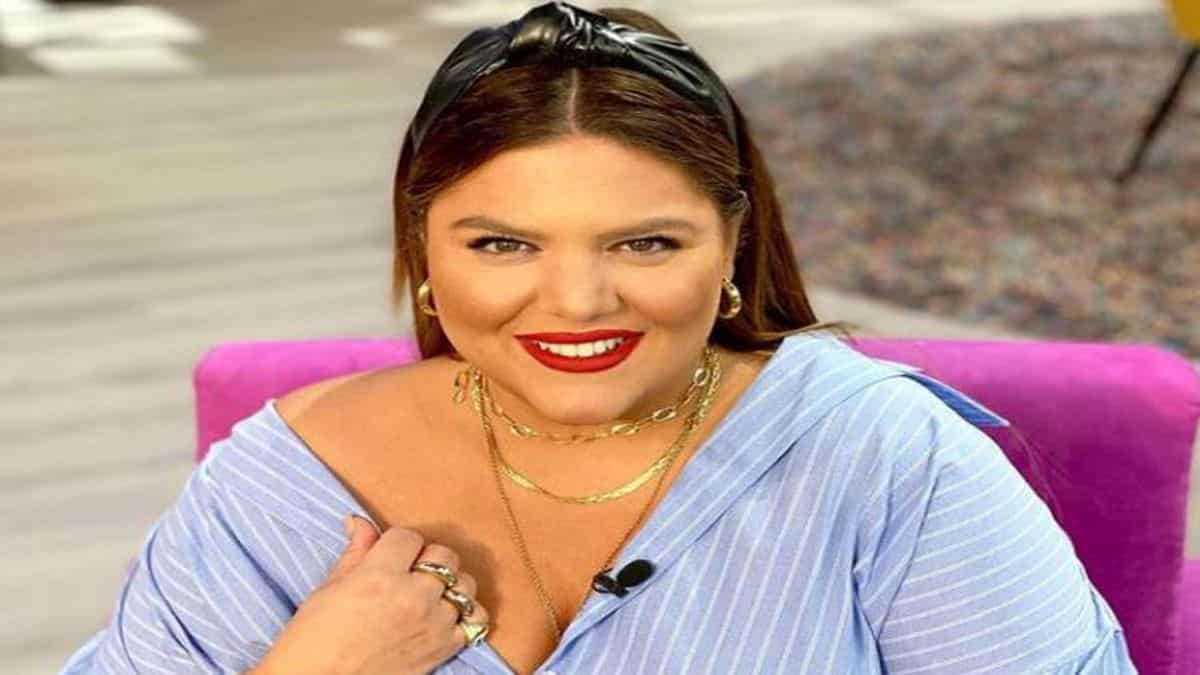 Σκέτη “φλόγα” η Δανάη Μπάρκα στην πρεμιέρα της εκπομπής της – Ανανεωμένη στα κόκκινα και με σκούρο μαλλί
