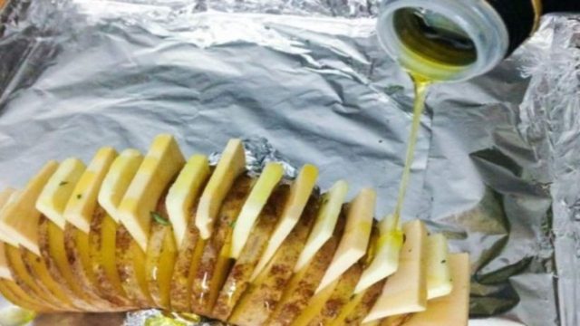 Παίρνει μια πατάτα την χαράζει και βάζει μέσα αυτά τα υλικά: Το αποτέλεσμα θα σας κολάσει!
