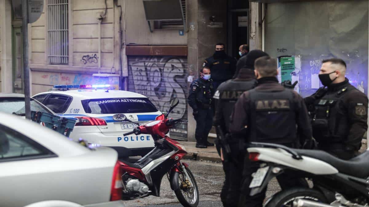 Άγρια δολοφονία στα Πετράλωνα: Γάζωσαν άνδρα με 14 σφαίρες – Δίπλα στο θύμα βρέθηκε κινητό και 5.000 ευρώ (video)
