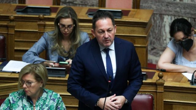 Επίθεση του Ρουβίκωνα στον Στέλιο Πέτσα: «Είναι φασίστες, ήταν μέσα η ανήλικη κόρη μου»