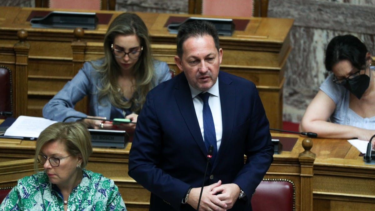 Επίθεση του Ρουβίκωνα στον Στέλιο Πέτσα: «Είναι φασίστες, ήταν μέσα η ανήλικη κόρη μου»
