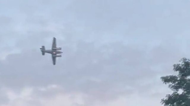 Συναγερμός: Πιλότος απειλεί να ρίξει αεροσκάφος σε εμπορικό κατάστημα (video)
